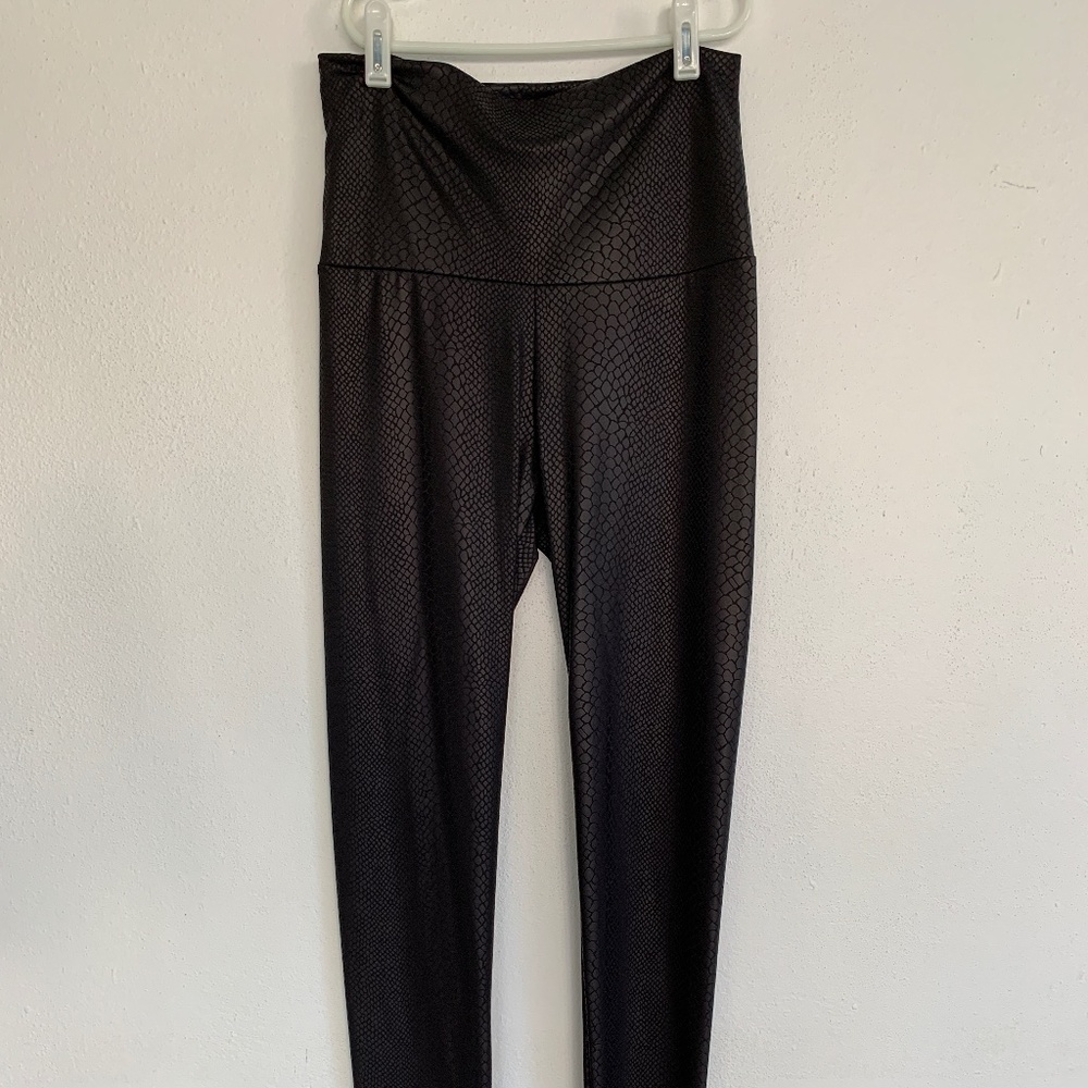 Black leggings  in faux snake texture